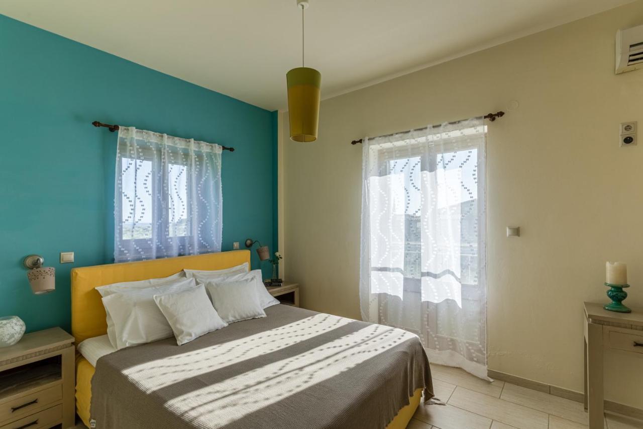 Tria Luxury Residences Stoupa Bagian luar foto