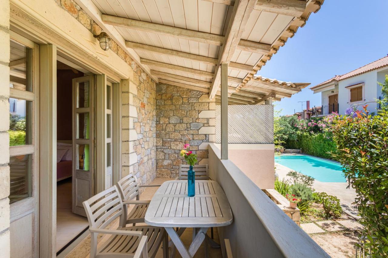 Tria Luxury Residences Stoupa Bagian luar foto