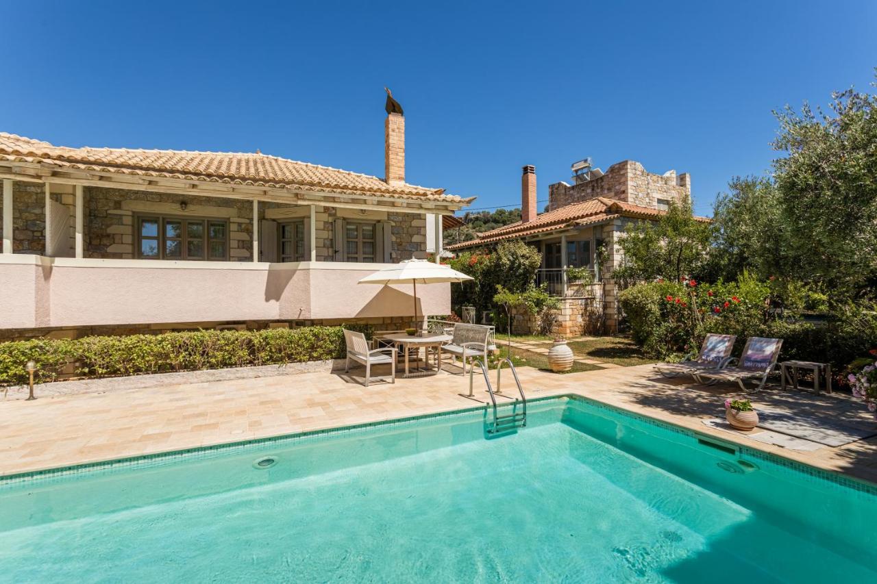 Tria Luxury Residences Stoupa Bagian luar foto
