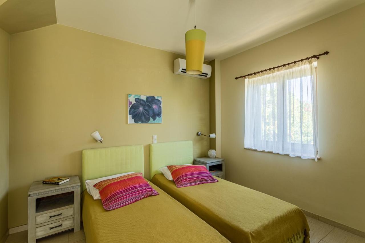 Tria Luxury Residences Stoupa Bagian luar foto