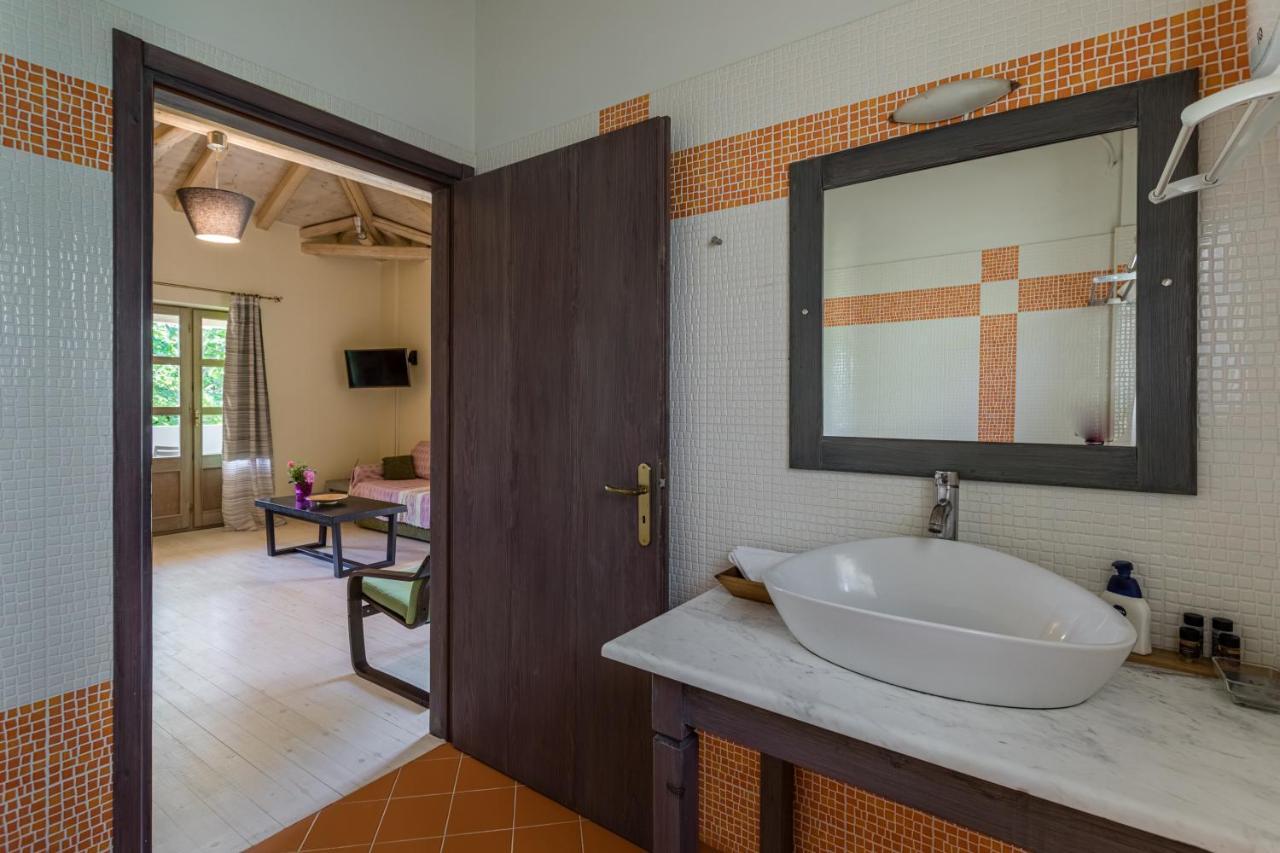 Tria Luxury Residences Stoupa Bagian luar foto